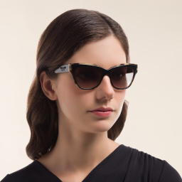 نظارة شمسية بإطار كات آي من برادا بلون أسود - صورة المنتج 6