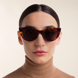 نظارة شمسية بإطار كات آي من EYE'M بلون مموه - صورة المنتج 4