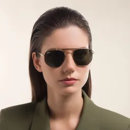 تسوق نظارات شمسية مارشال بإطار غير منتظم راي بان بلون ذهبي لامع أونلاين.