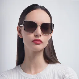 تسوق نظارة شمسية كبيرة بتصميم غير منتظم برادا بلون أسود أونلاين.
