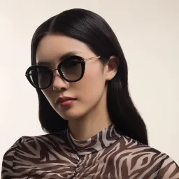 Shop EYE'M Irregular Sunglasses in Gold online.