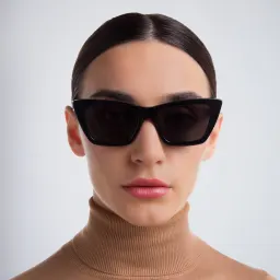 تسوق نظارة شمسية بإطار كات آي EYE'M بلون أسود أونلاين.