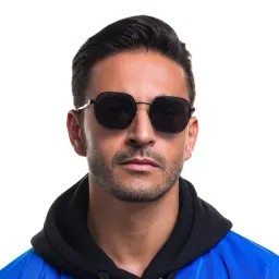 Shop EYE'M Irregular Sunglasses in Black online.