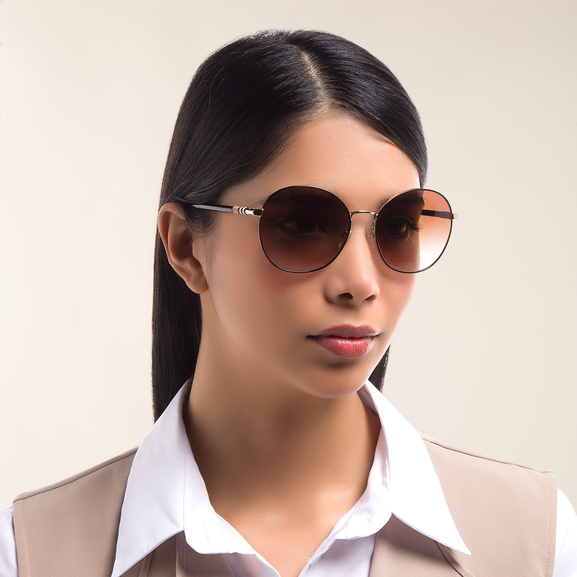 BURBERRY Round Sunglasses in Black – Product Photo 6