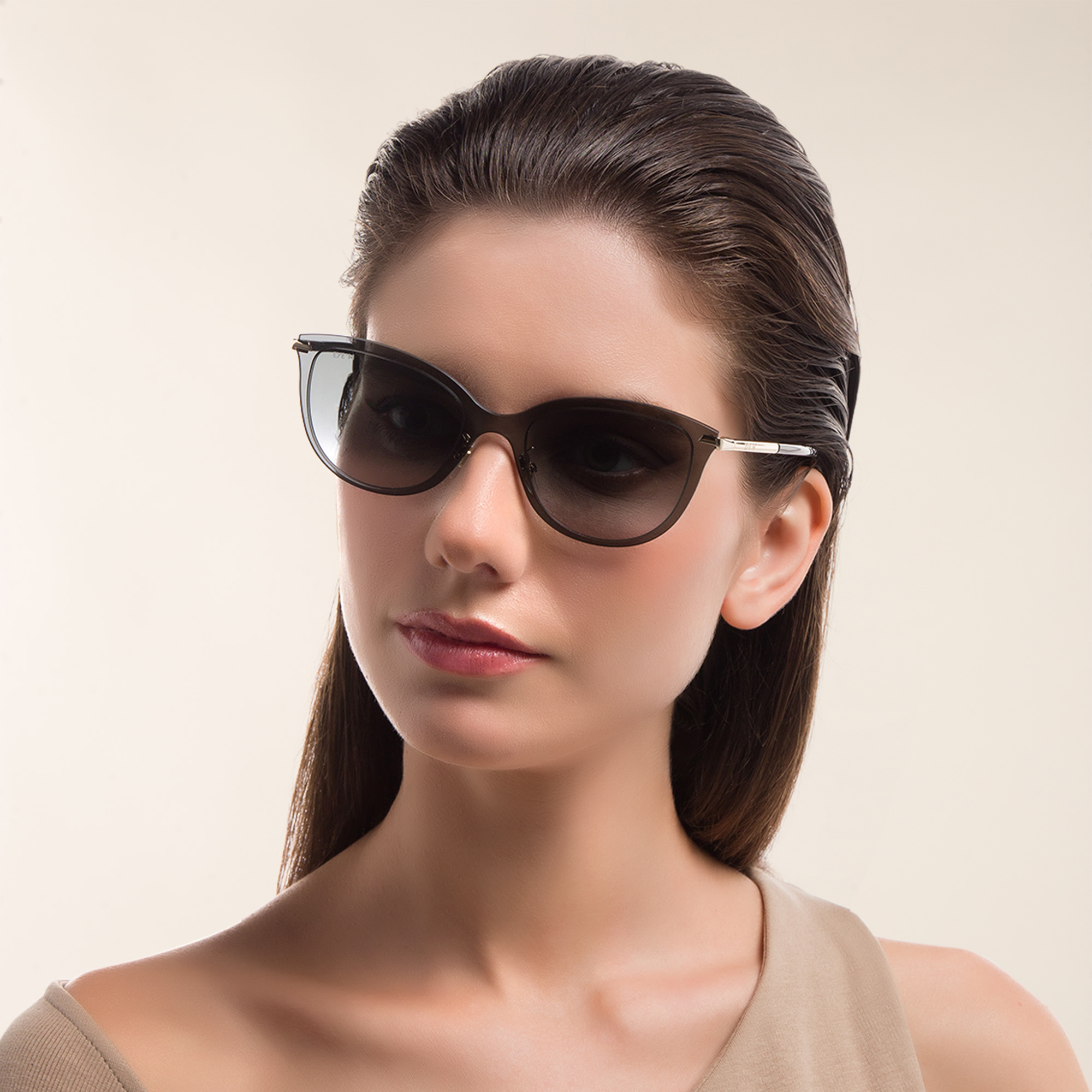 EYE'M Cat Eye Sunglasses in Grey – Product Photo 5