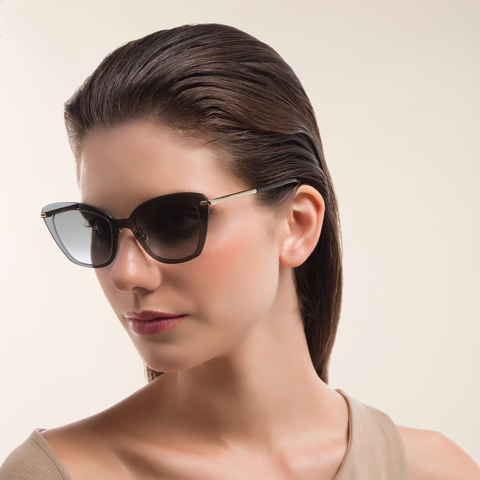 EYE'M Cat Eye Sunglasses in Grey – Product Photo 5