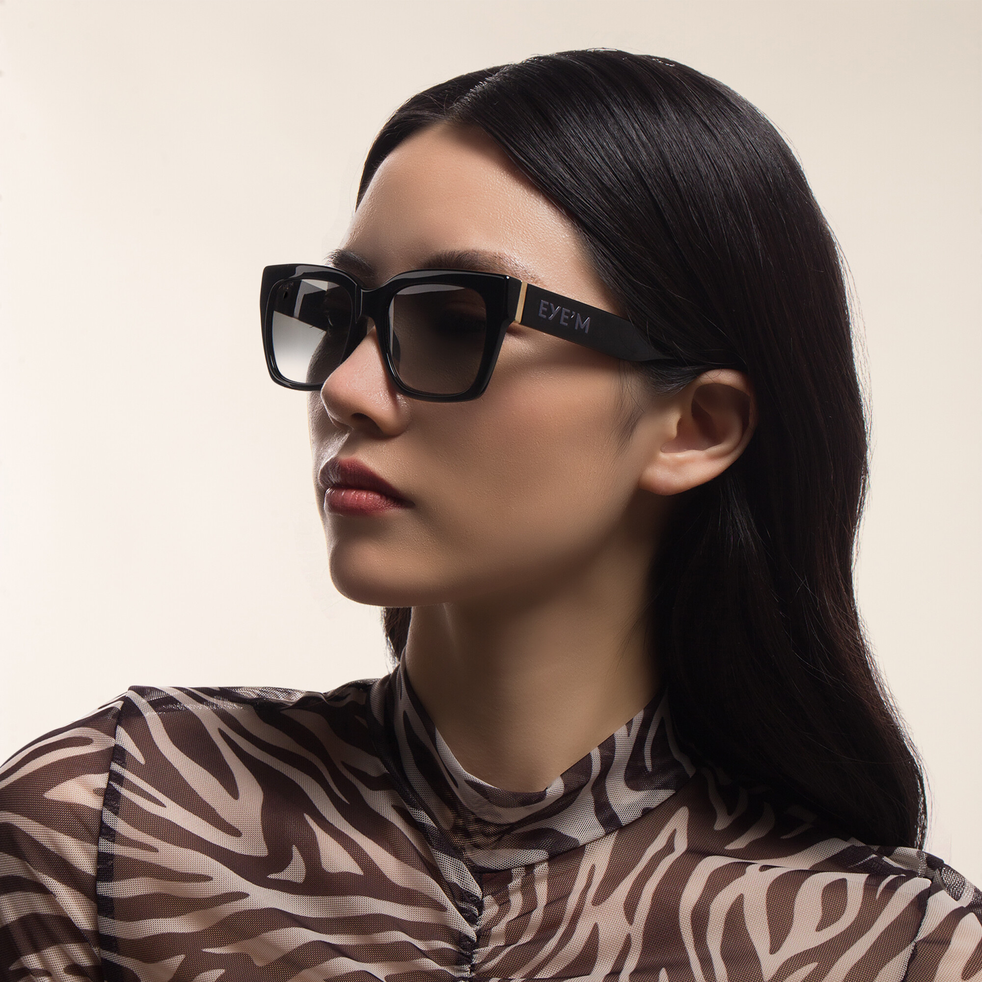 EYE'M Square Sunglasses in Black – Product Photo 6
