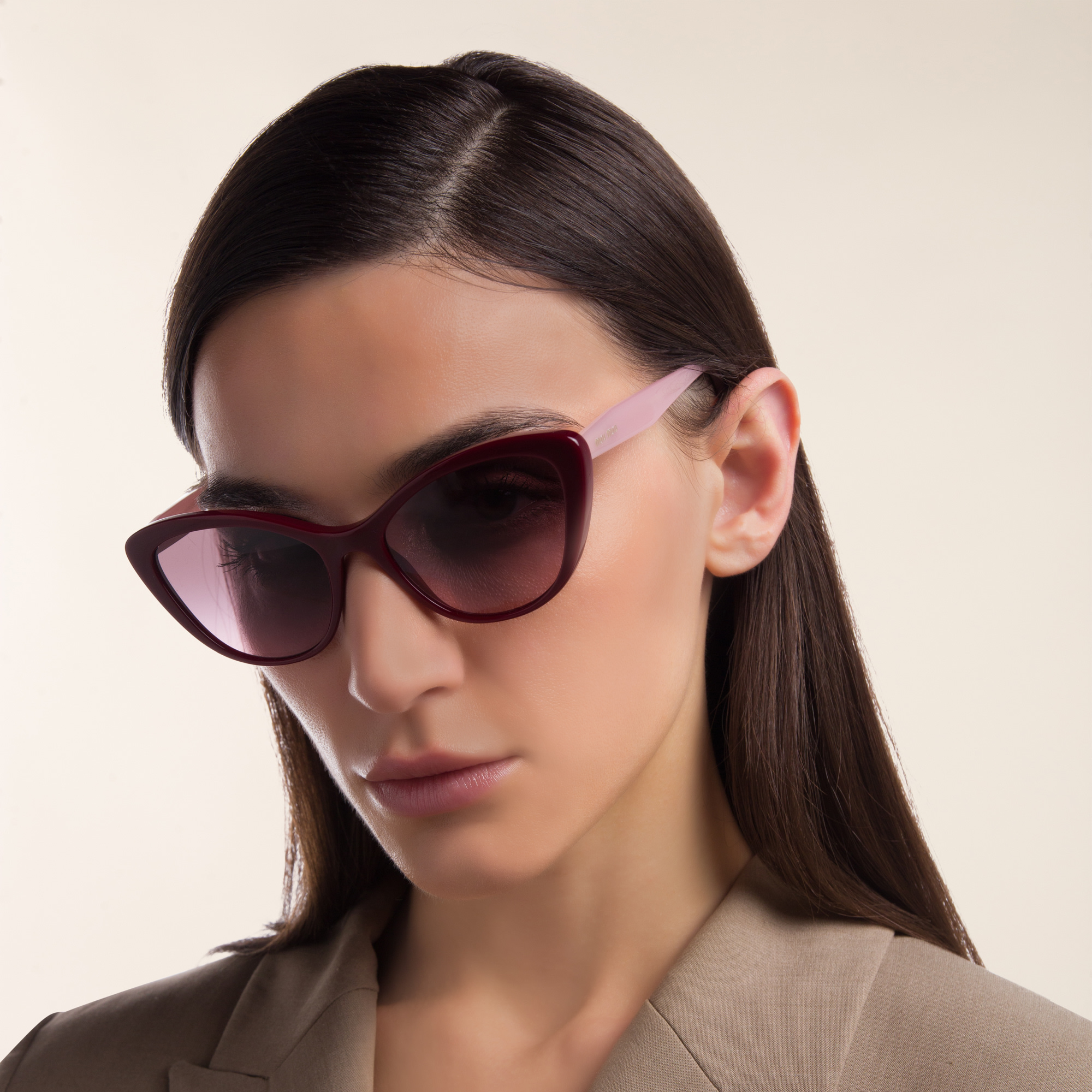 تسوق نظارة شمسية بإطار كات آي ميو ميو بلون عنابي أونلاين.