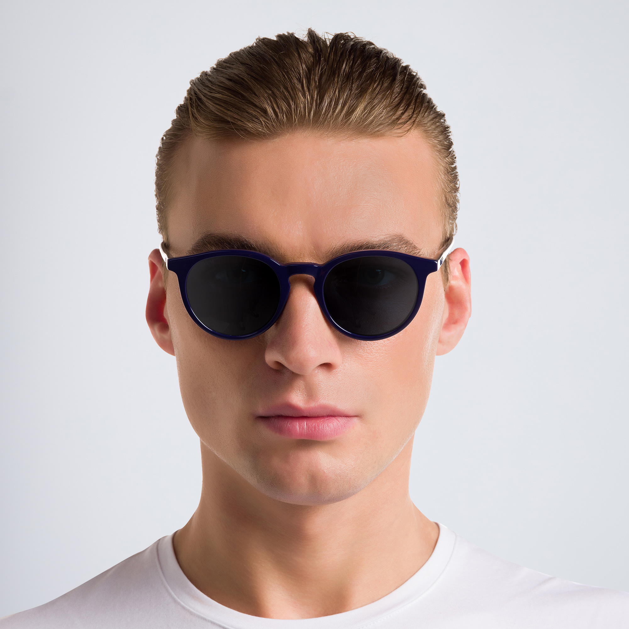 Shop EYE'M Round Sunglasses in Blue online.