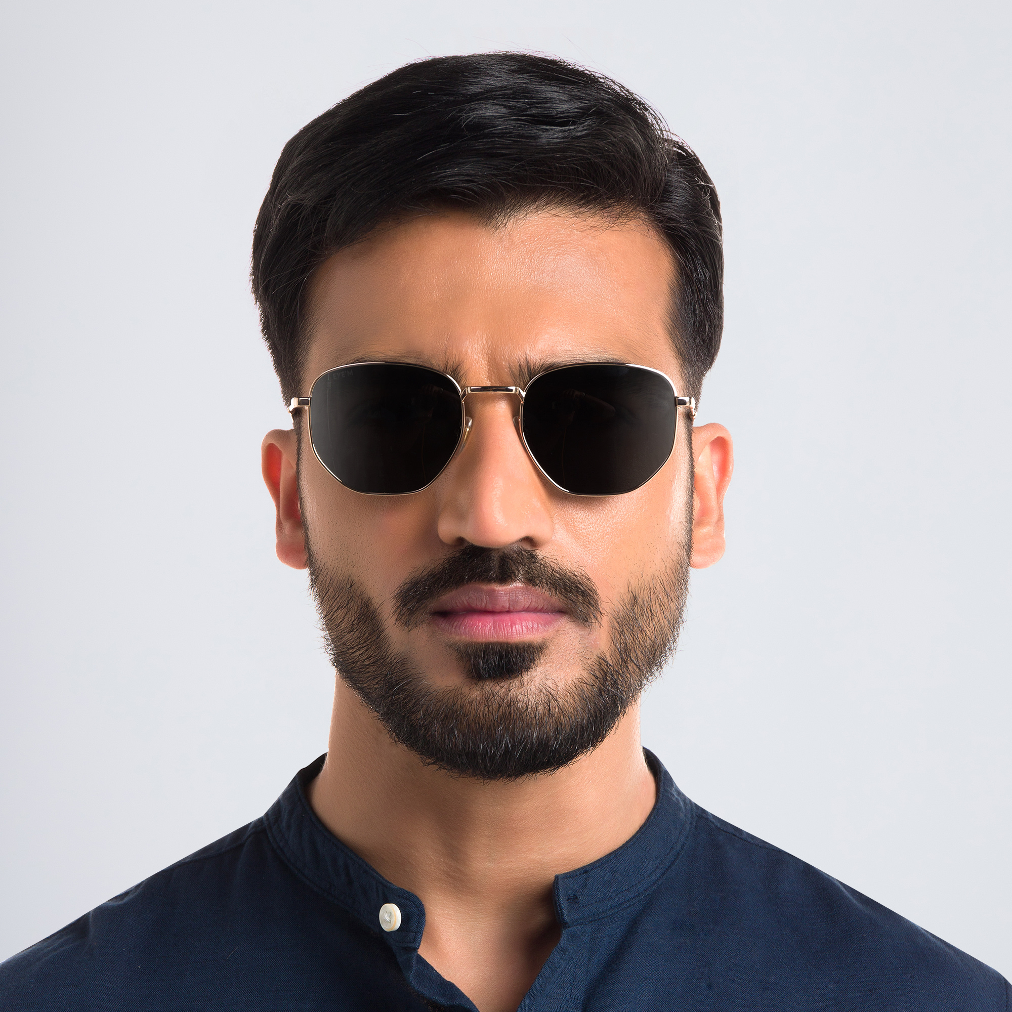 Shop EYE'M Irregular Sunglasses in Gold online.