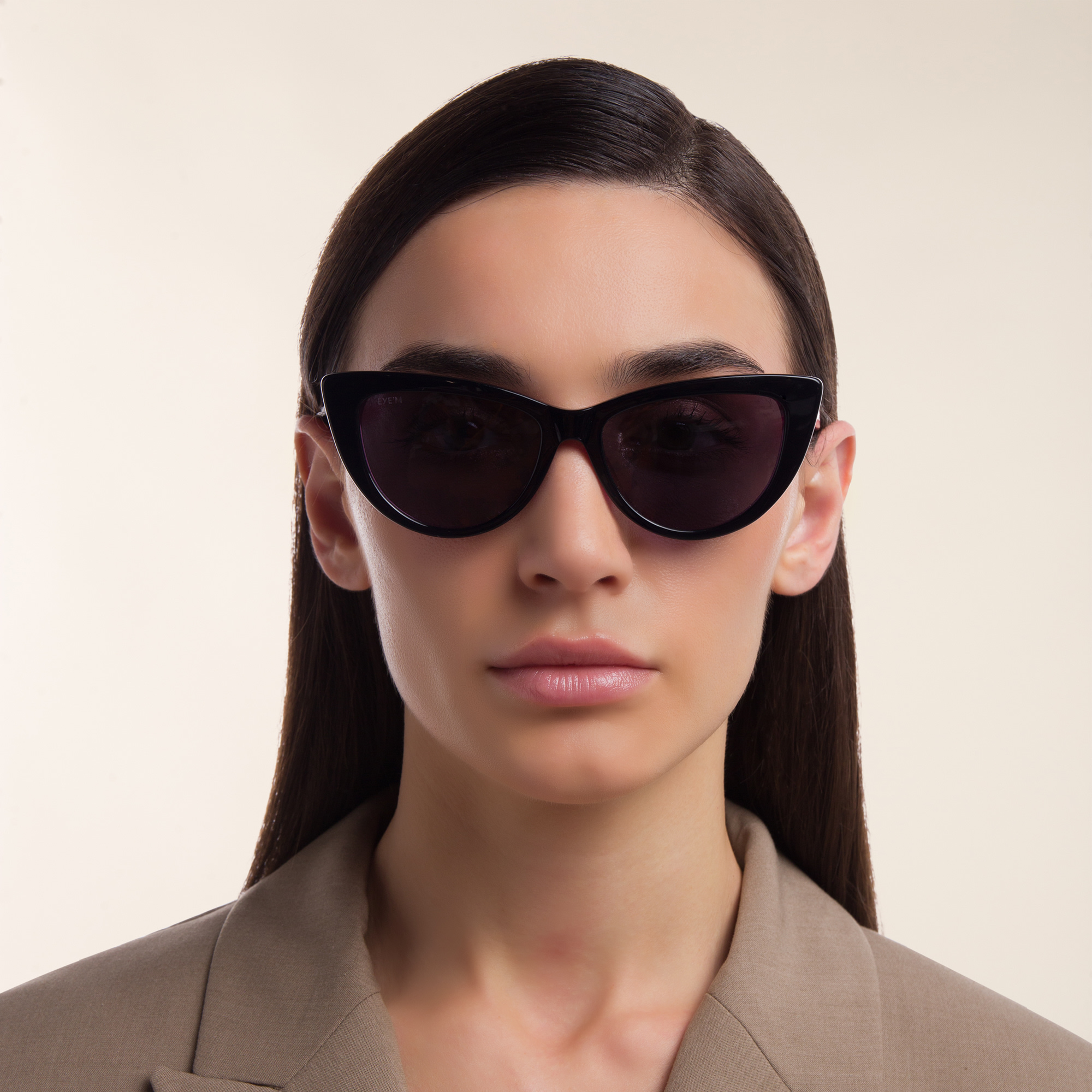 EYE'M Cat Eye Sunglasses in Black – Product Photo 4