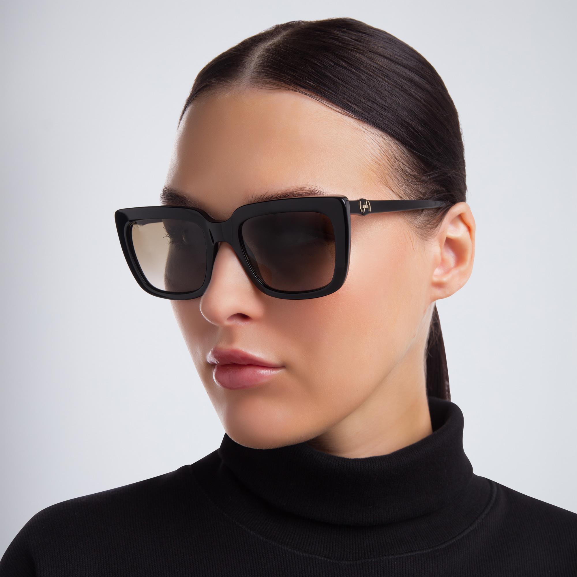 EYE'M Square Sunglasses in Black – Product Photo 5