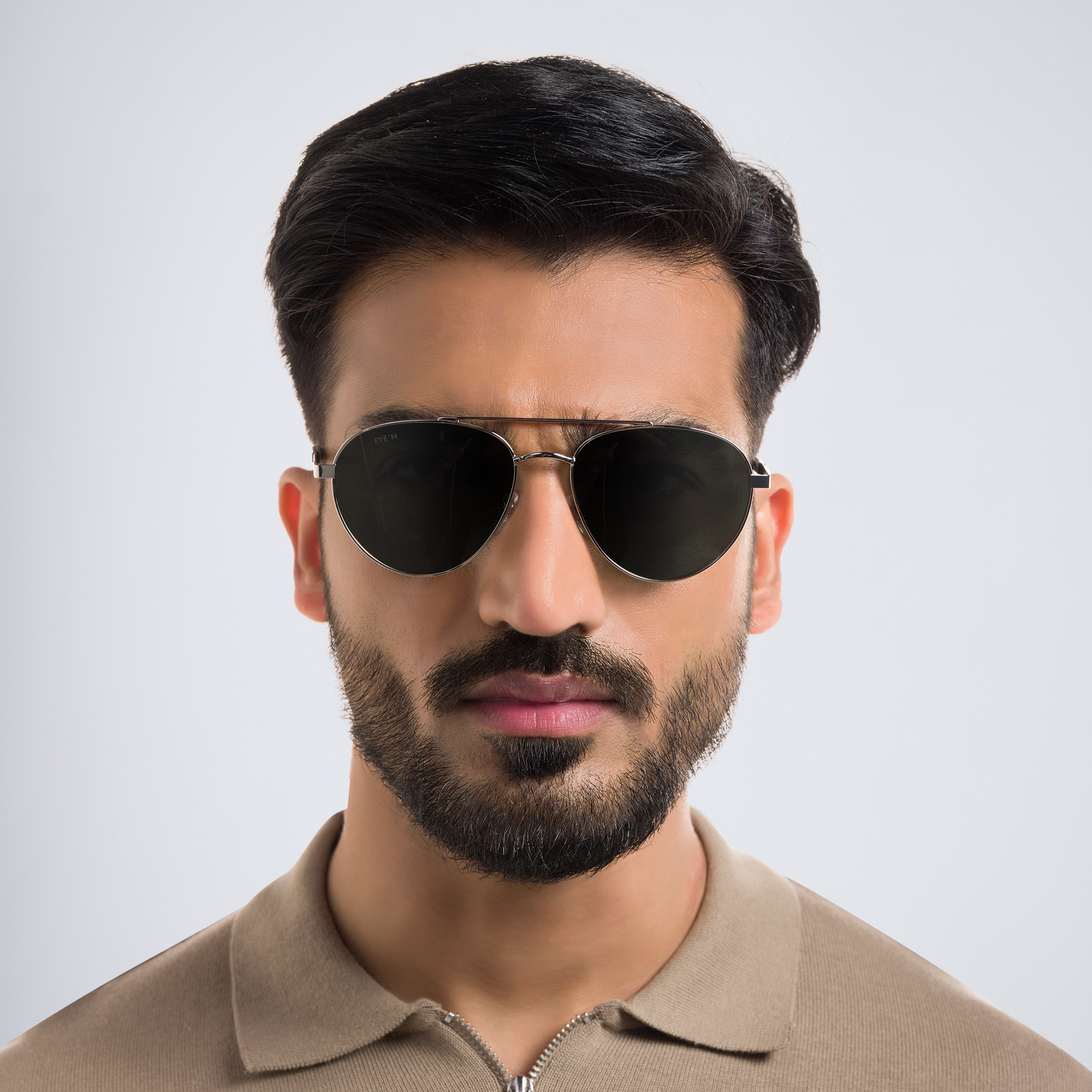 نظارة شمسية بإطار أفياتور من EYE'M بلون فضي - صورة المنتج 4