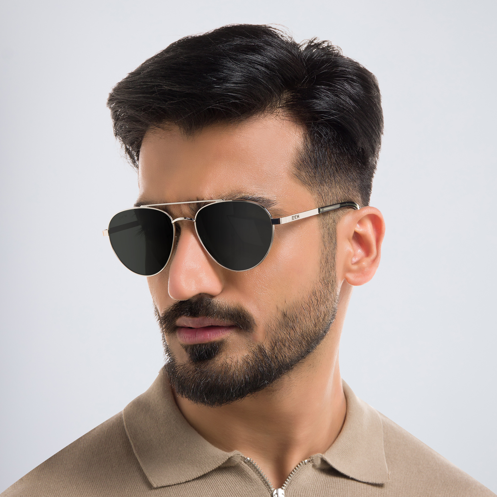 نظارة شمسية بإطار أفياتور من EYE'M بلون فضي - صورة المنتج 5