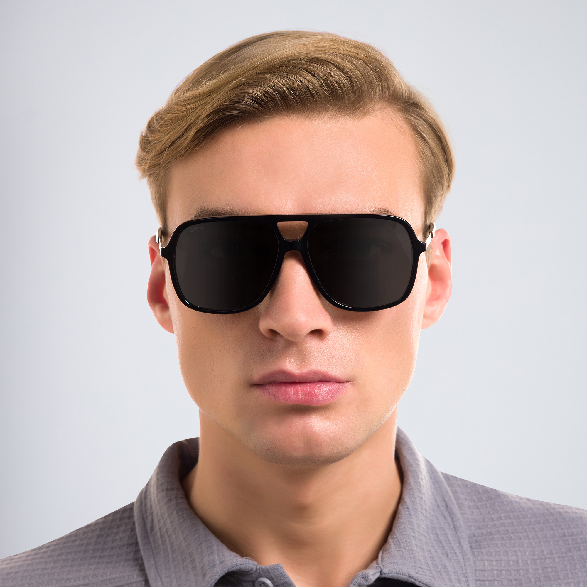 EYE'M Rectangle Sunglasses in Black – Product Photo 4