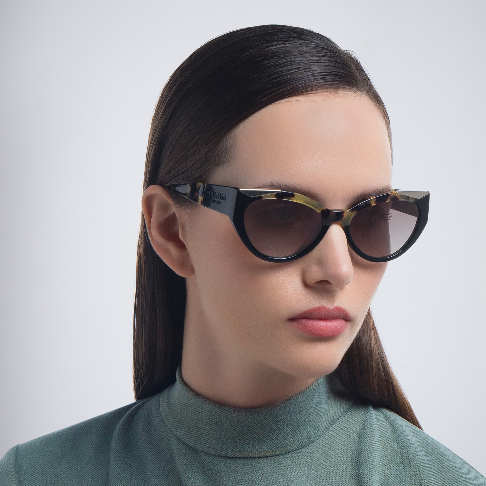 نظارة شمسية بإطار كات آي من برادا بلون أسود - صورة المنتج 6