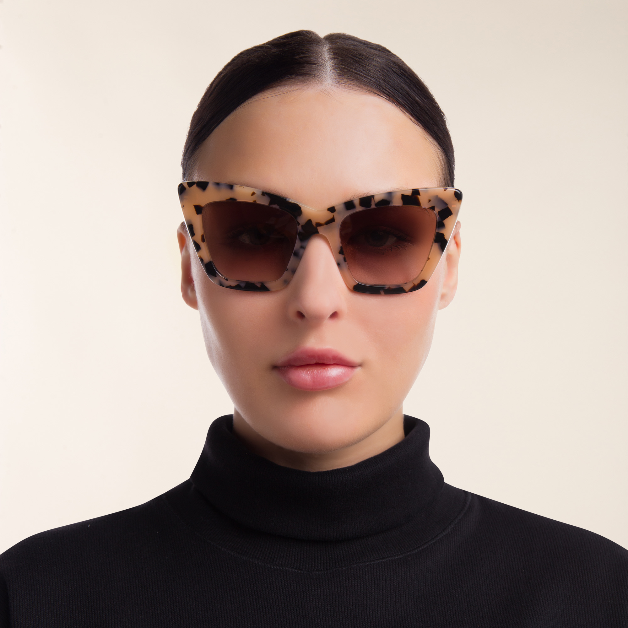 نظارة شمسية بإطار كات آي من ميو ميو بلون وردي هافان - صورة المنتج 4