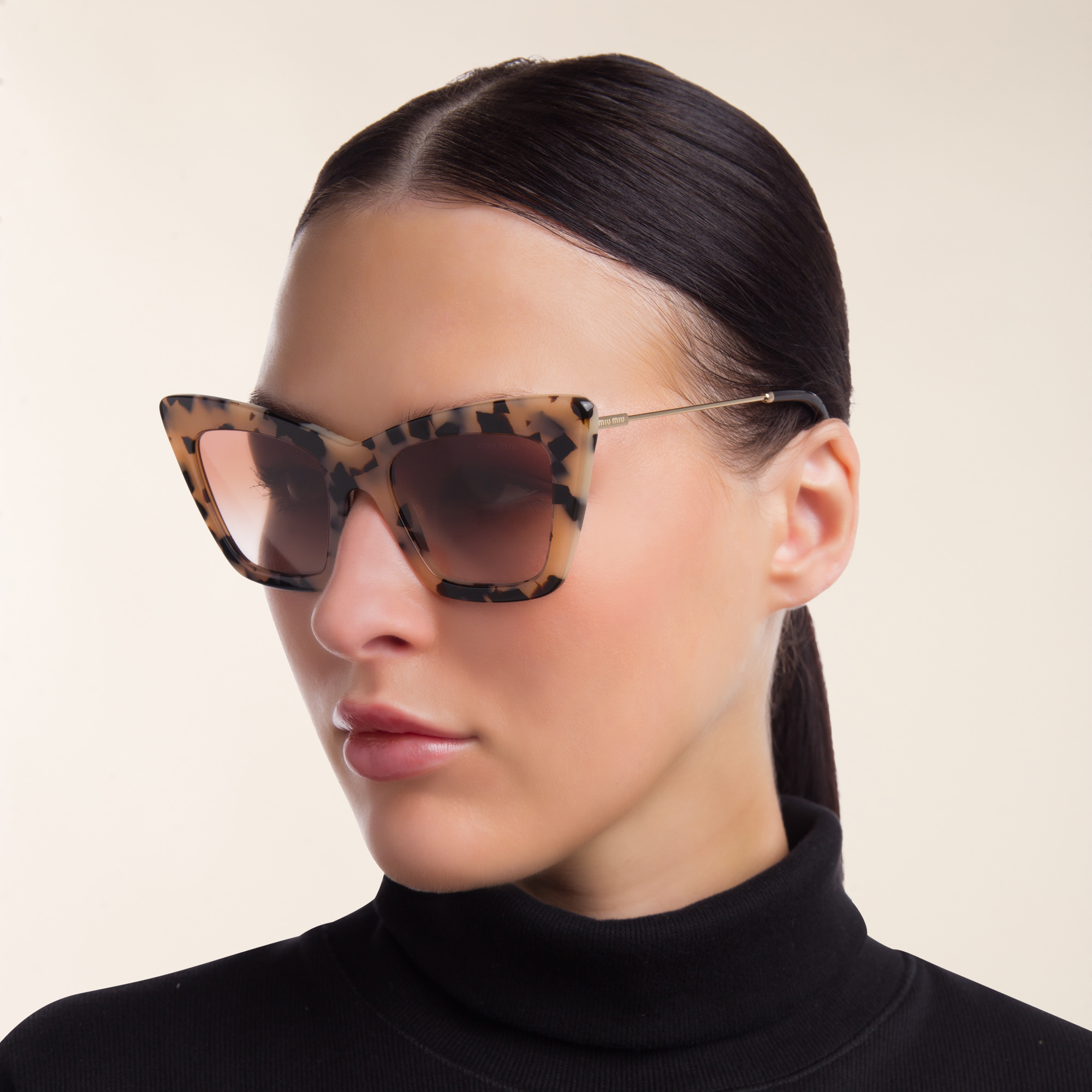 نظارة شمسية بإطار كات آي من ميو ميو بلون وردي هافان - صورة المنتج 5