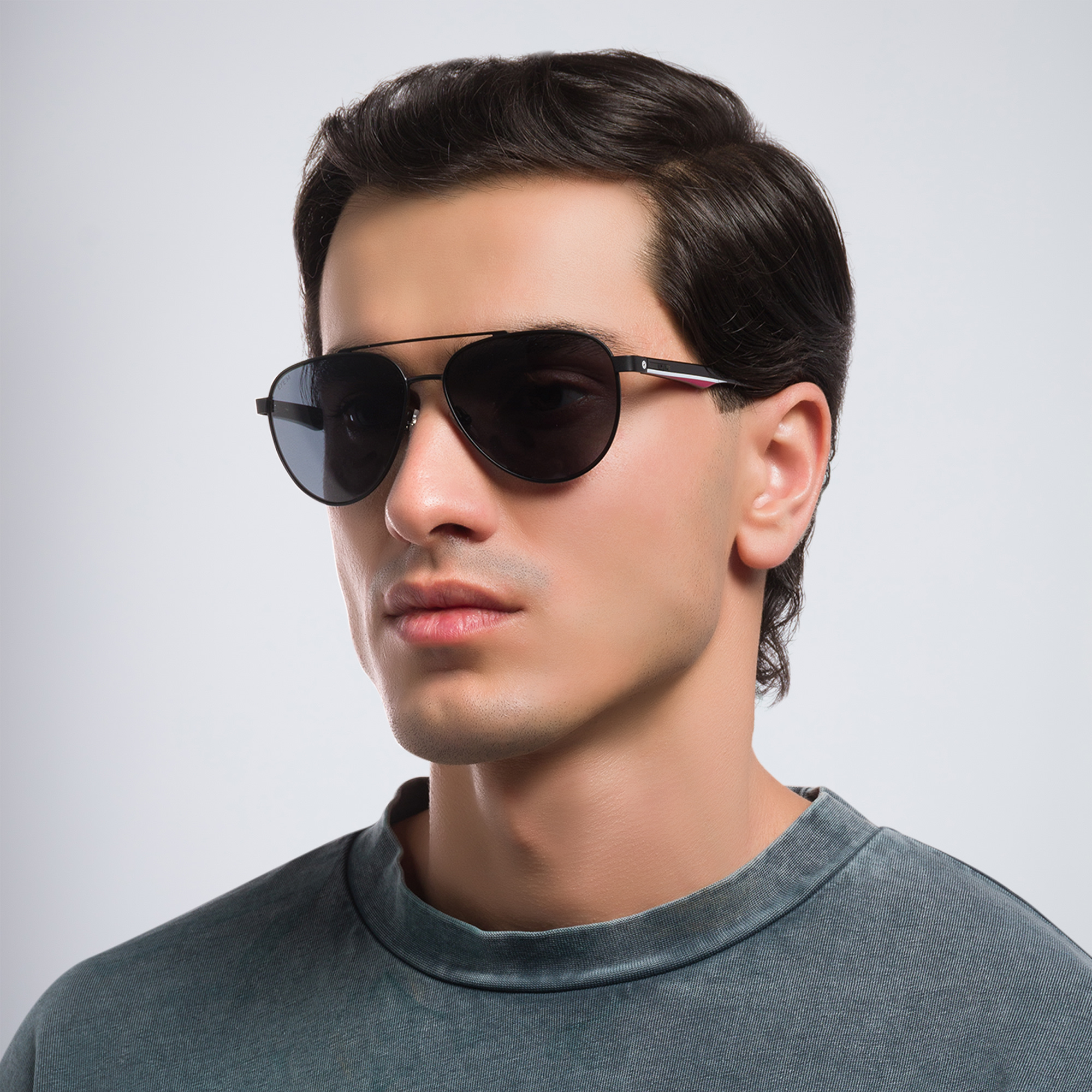 EYE'M Aviator Sunglasses in Black – Product Photo 5