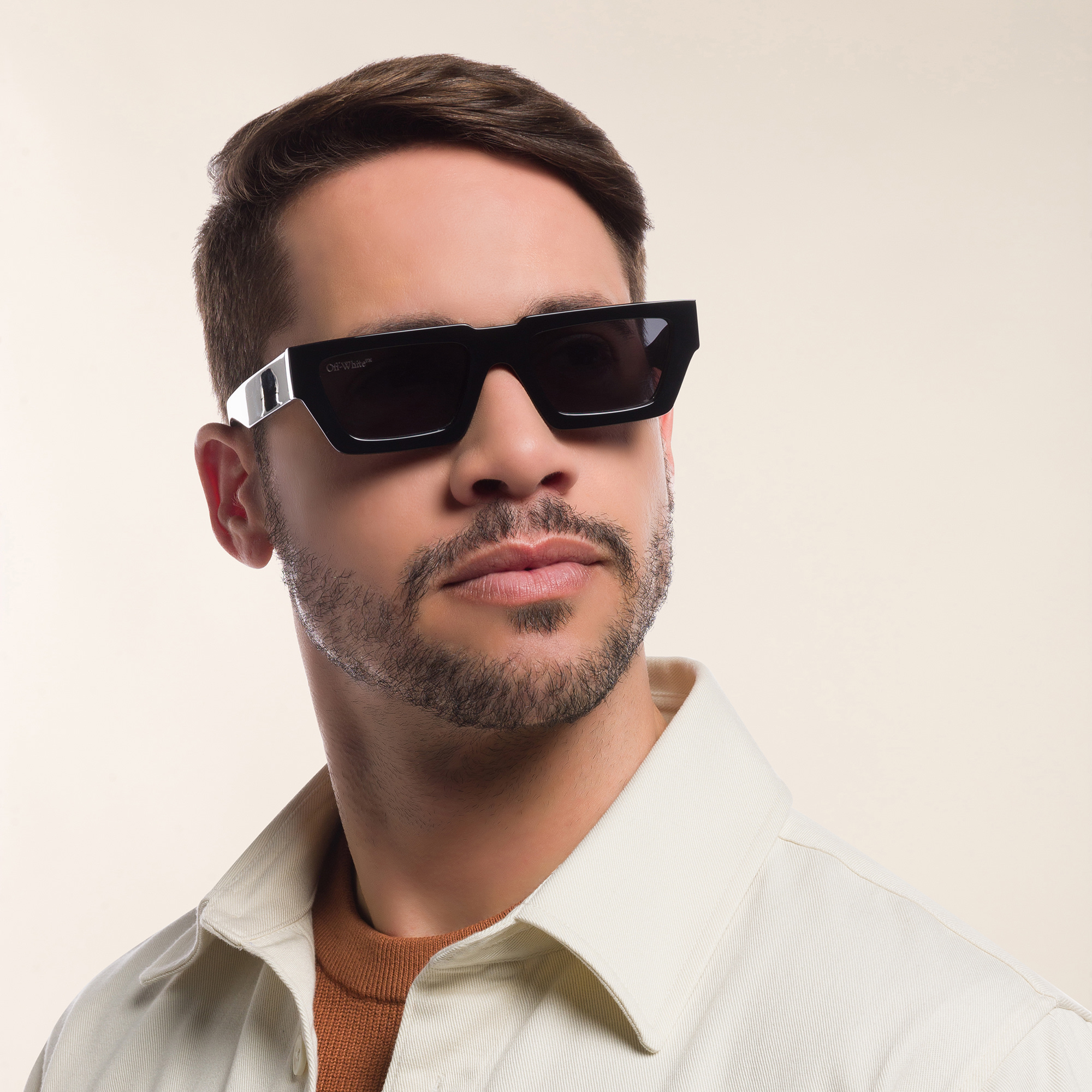 تسوق نظارات شمسية مستطيلة للجنسين أوف وايت بلون أسود لامع أونلاين.