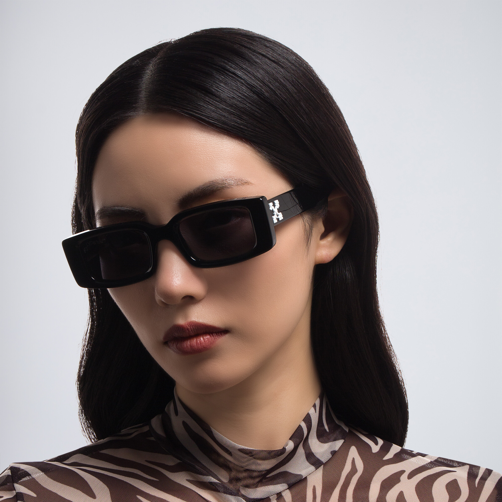 OFF WHITE Arthur Unisex Rectangle Sunglasses in Black – Product Photo 5