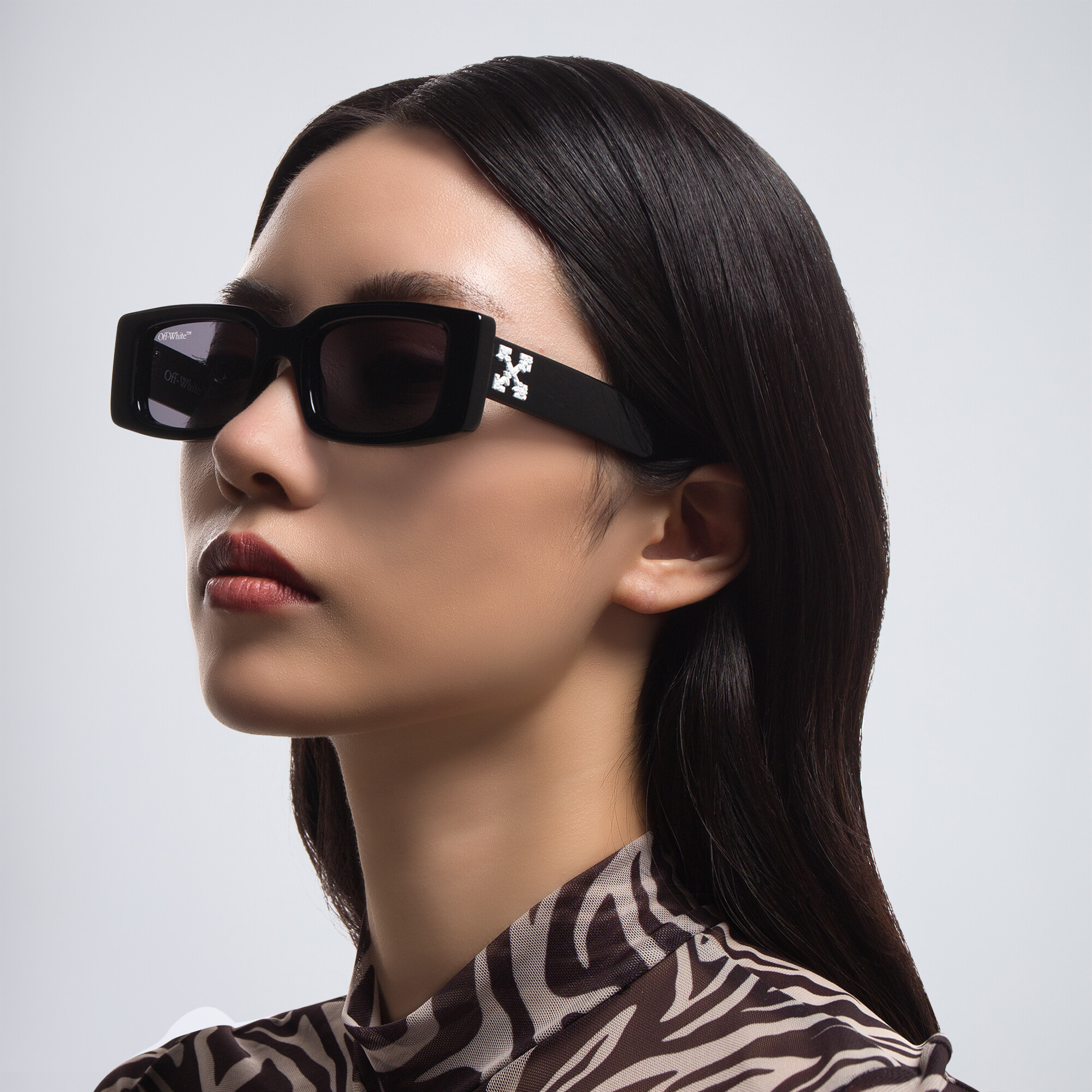 OFF WHITE Arthur Unisex Rectangle Sunglasses in Black – Product Photo 6