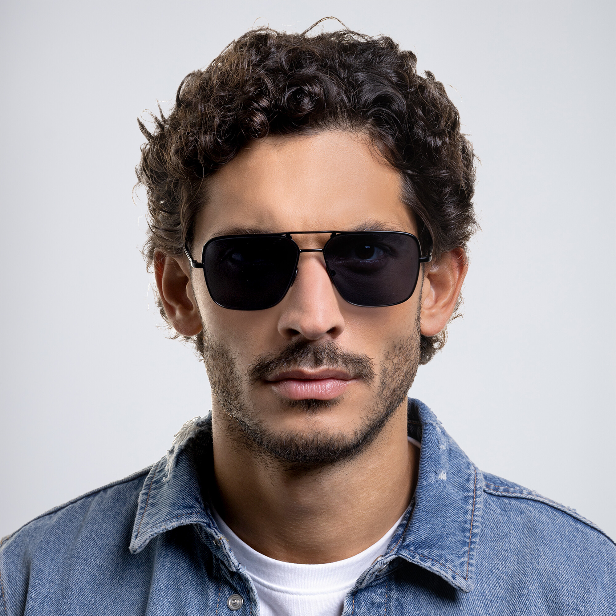 تسوق نظارة شمسية بإطار أفياتور جورجو أرماني بلون أسود مطفي أونلاين.