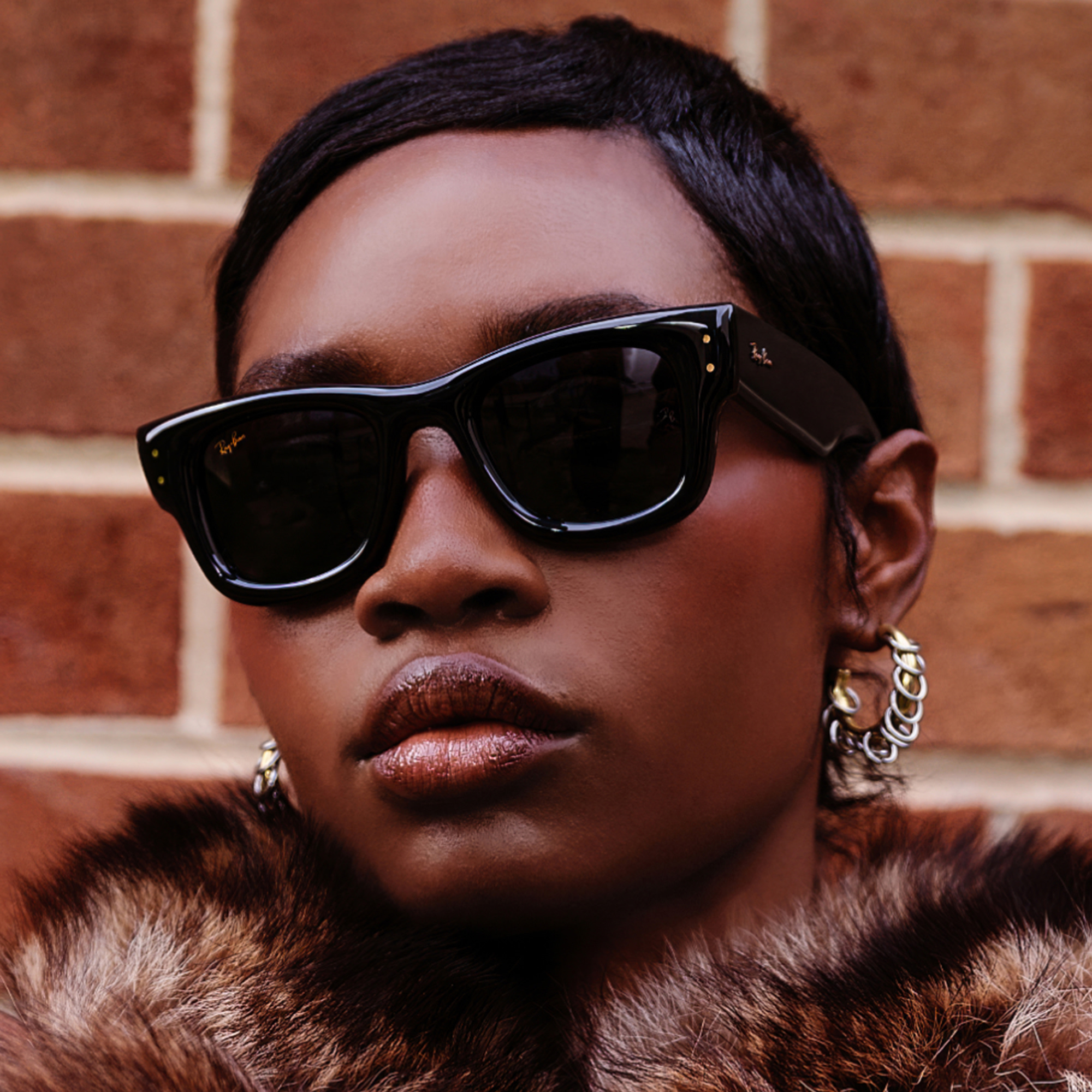 Shop Ray-Ban Wayfarer Puffer Unisex Square Sunglasses in Black online.