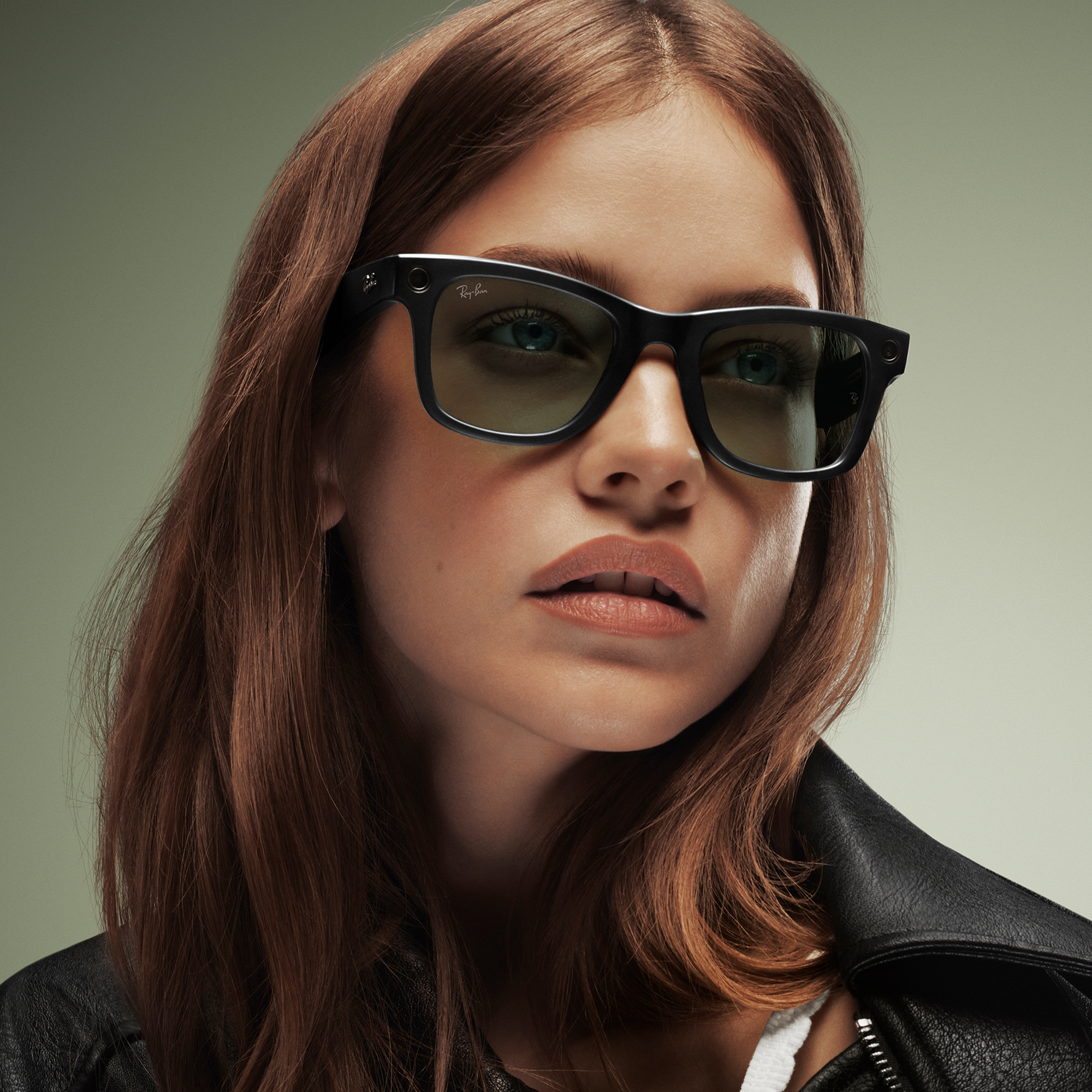 Ray-Ban Meta Wayfarer Transitions® Unisex Square Sunglasses in Shiny Cosmic Blue – Product Photo 2