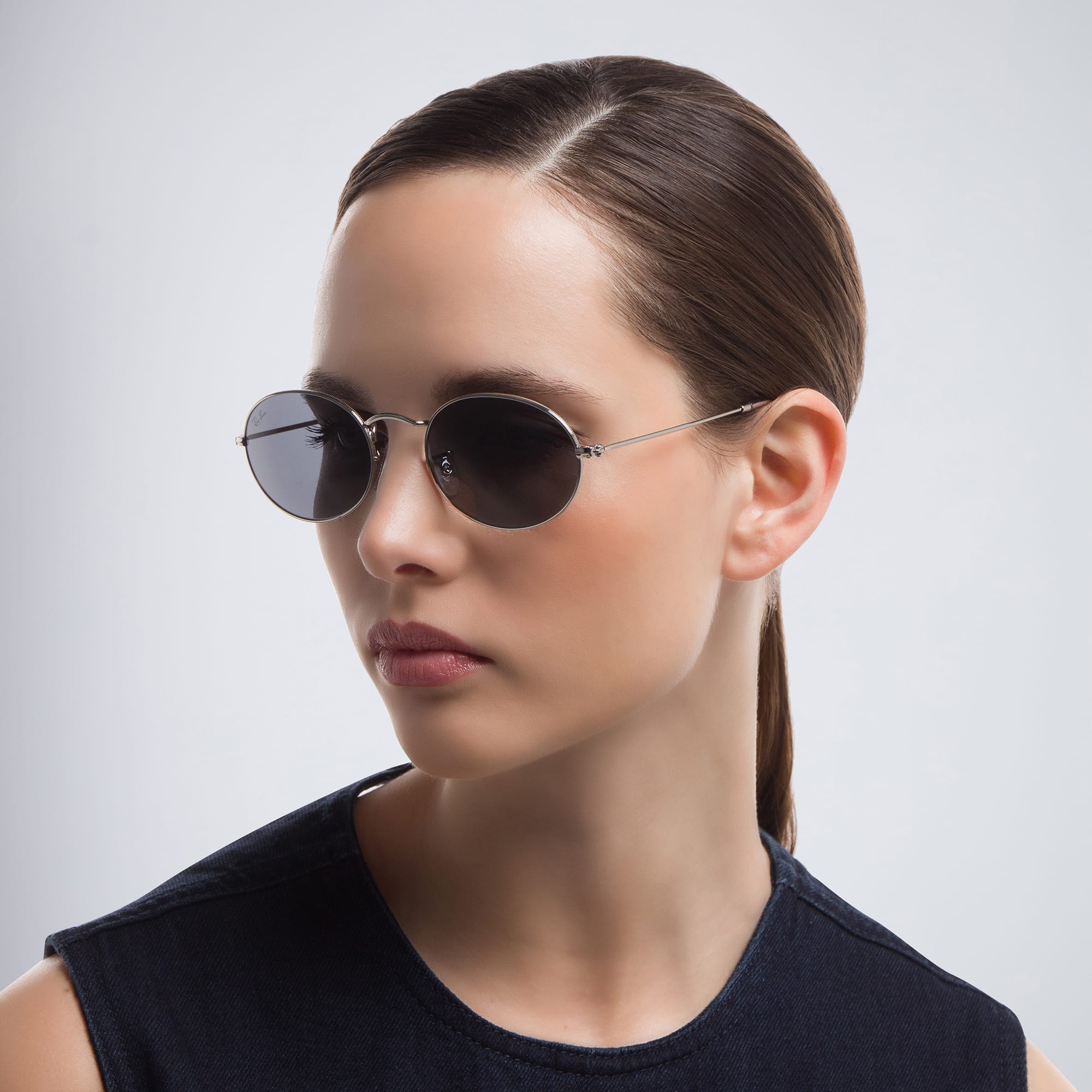 Shop Ray-Ban Unisex Round Sunglasses in Silver online.