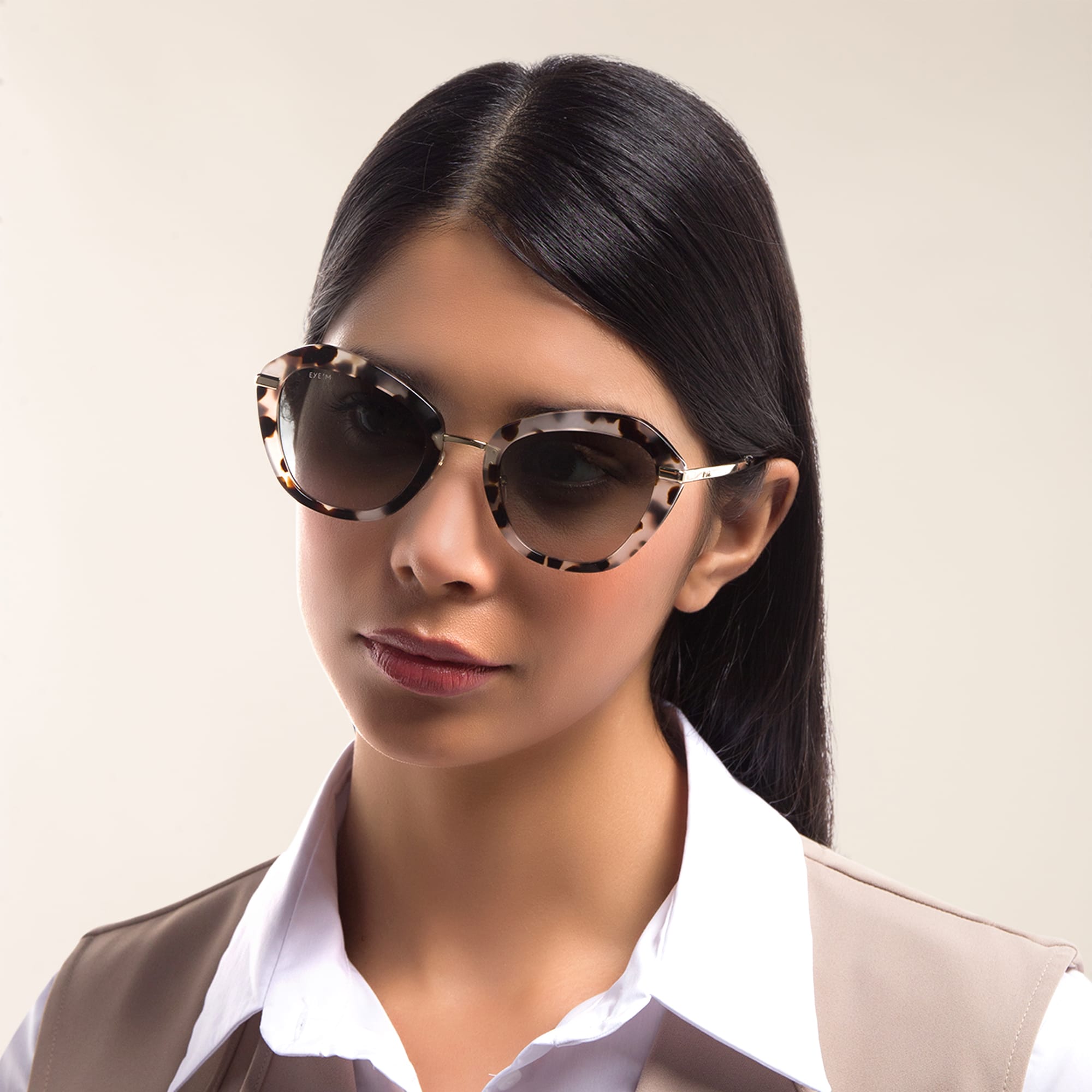 Shop EYE'M Irregular Sunglasses in Grey online.