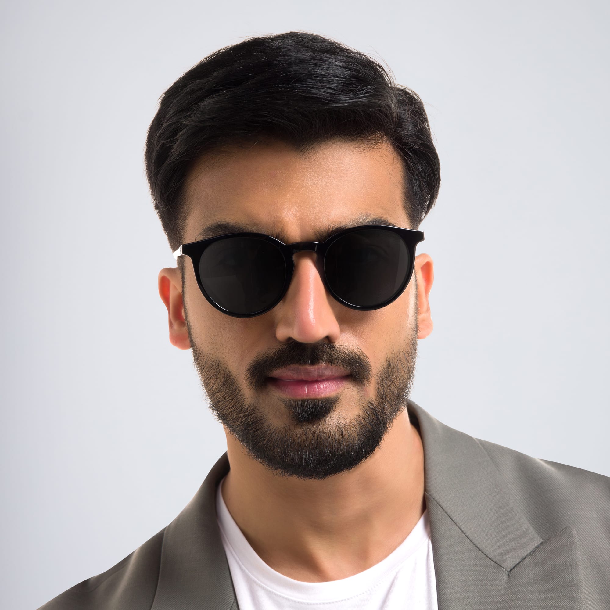 Shop EYE'M Round Sunglasses in Black online.