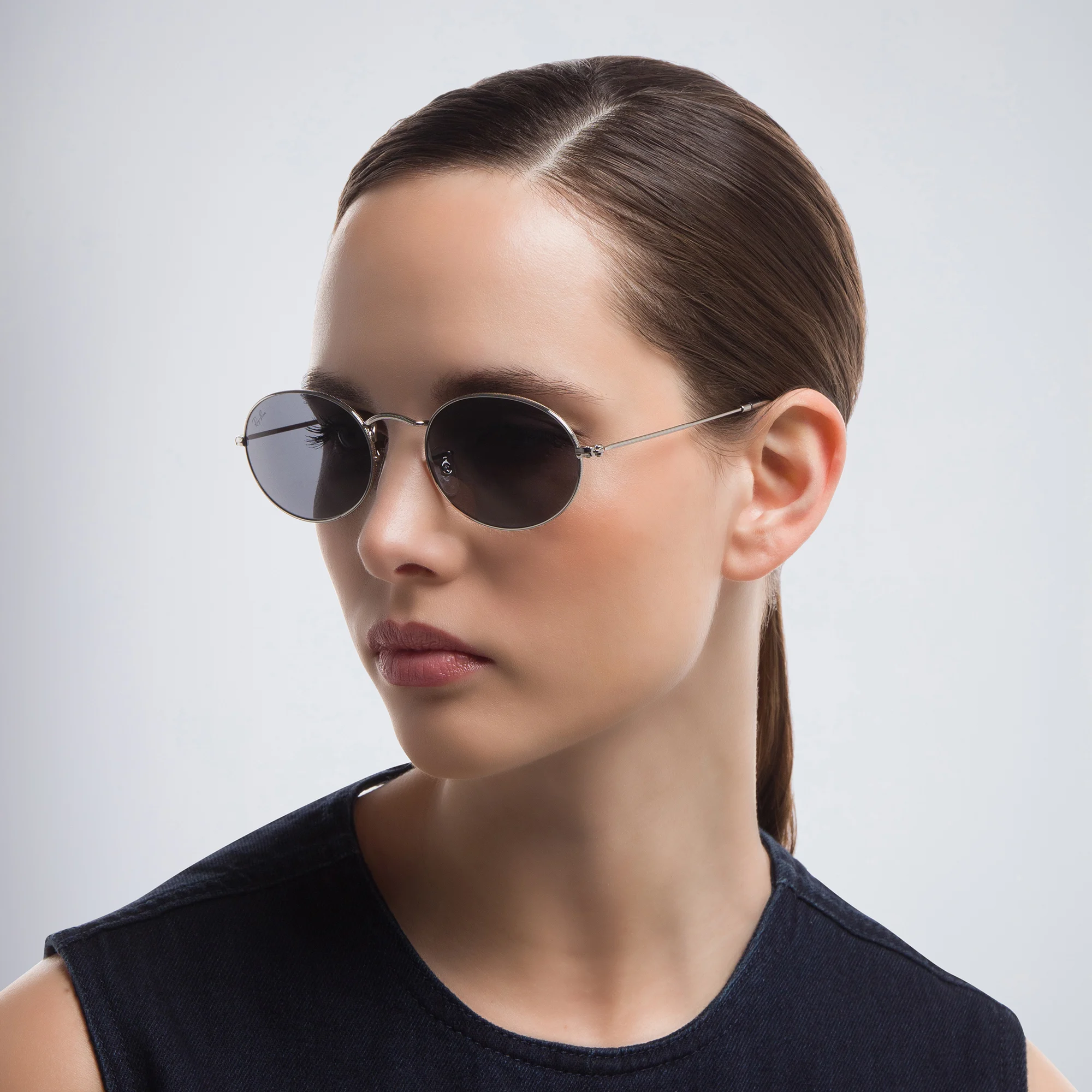 Shop Ray-Ban Unisex Round Sunglasses in Silver online.