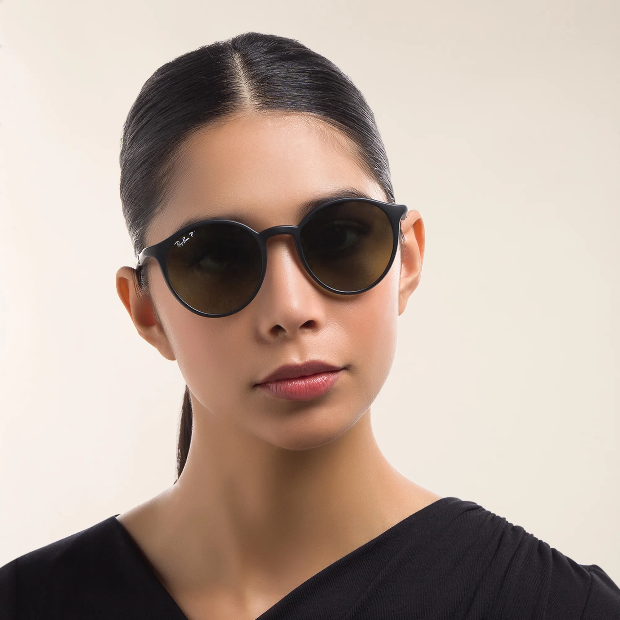 Shop Ray-Ban Unisex Round Sunglasses in Black online.