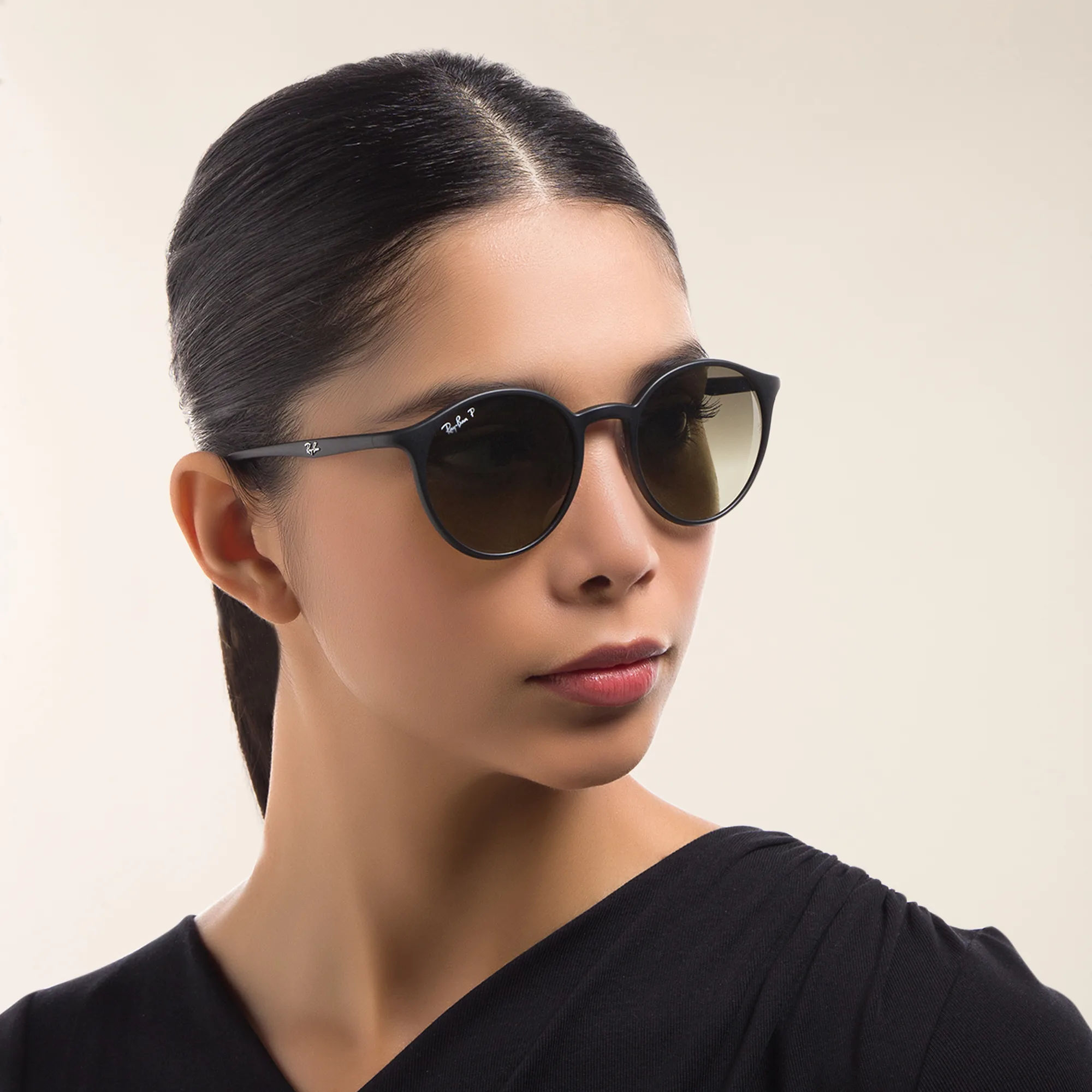 Shop Ray-Ban Unisex Round Sunglasses in Black online.