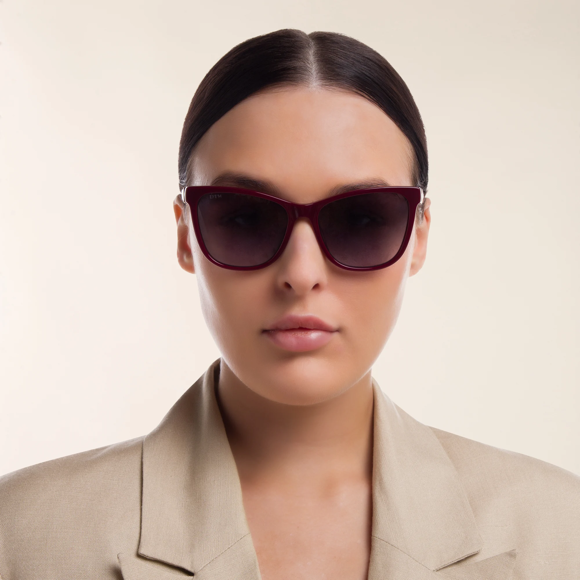 تسوق نظارة شمسية بإطار مربع EYE'M بلون أحمر أونلاين.