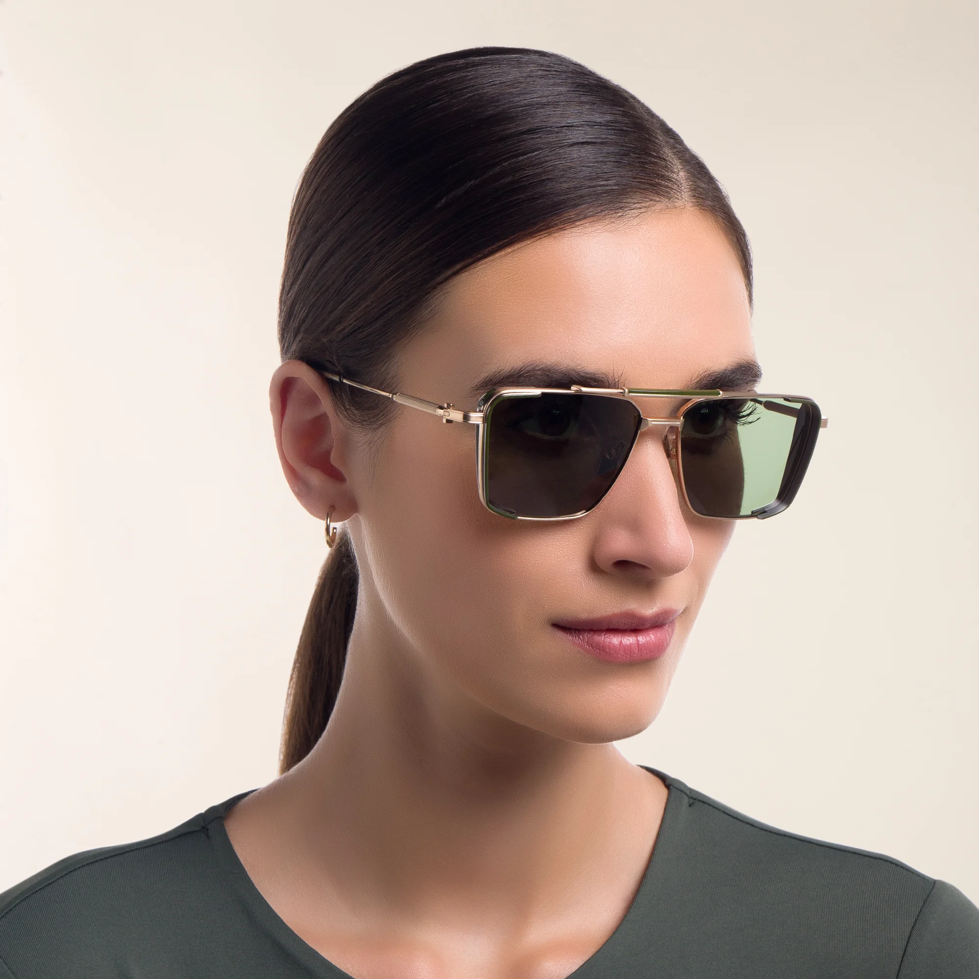 Shop AKONI Hera Unisex Aviator Sunglasses in Gold online.