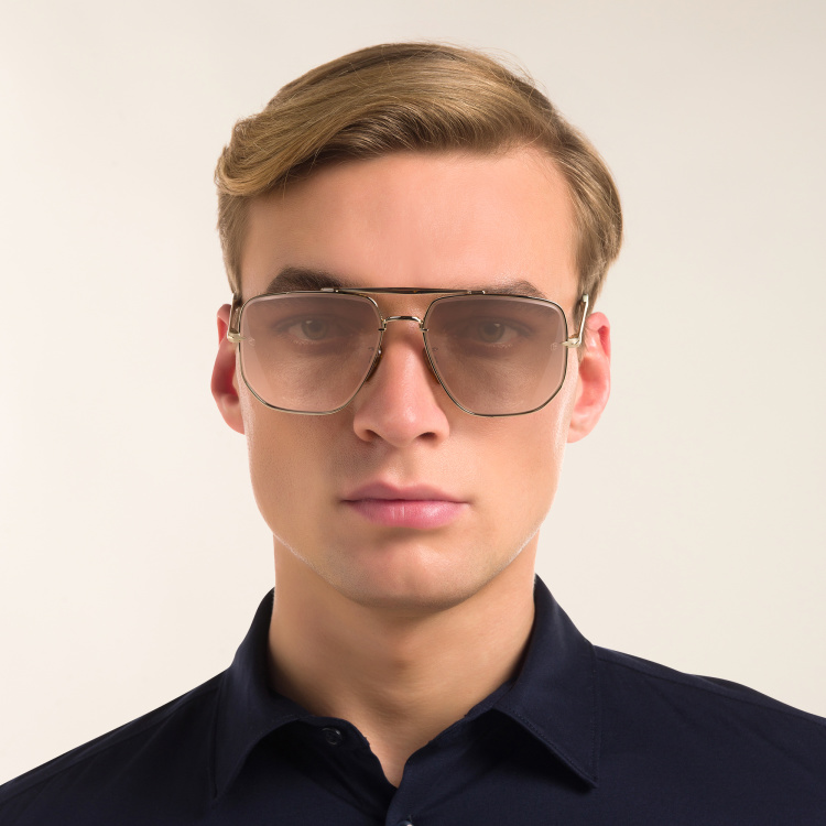 تسوق نظارة شمسية بإطار بيلوت ديفيد بيكهام بلون ذهبي أونلاين.