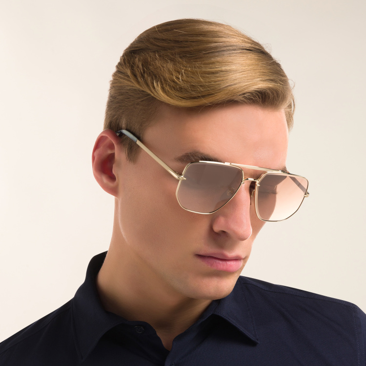 تسوق نظارة شمسية بإطار بيلوت ديفيد بيكهام بلون ذهبي أونلاين.