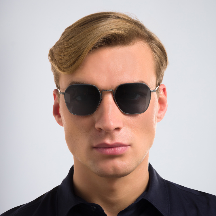 تسوق نظارة شمسية مربعة جورجو أرماني بلون رصاصي أونلاين.