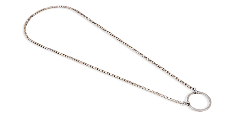 تسوق قلادة نظارات ذا تشارلي لا لوب بلون فضي أونلاين.