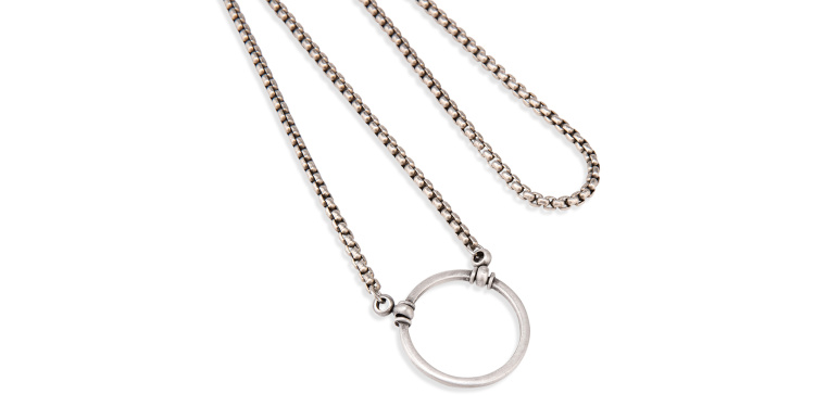 تسوق قلادة نظارات ذا تشارلي لا لوب بلون فضي أونلاين.