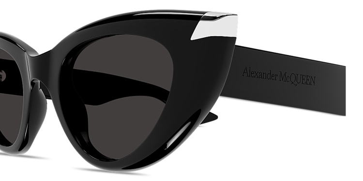 تسوق نظارات شمسية طراز كات آي بتوقيع العلامة ألكسندر ماكوين بلون أسود أونلاين.