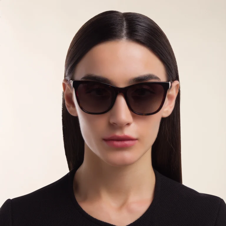 تسوق نظارة شمسية بإطار مربع EYE'M بلون بني أونلاين.