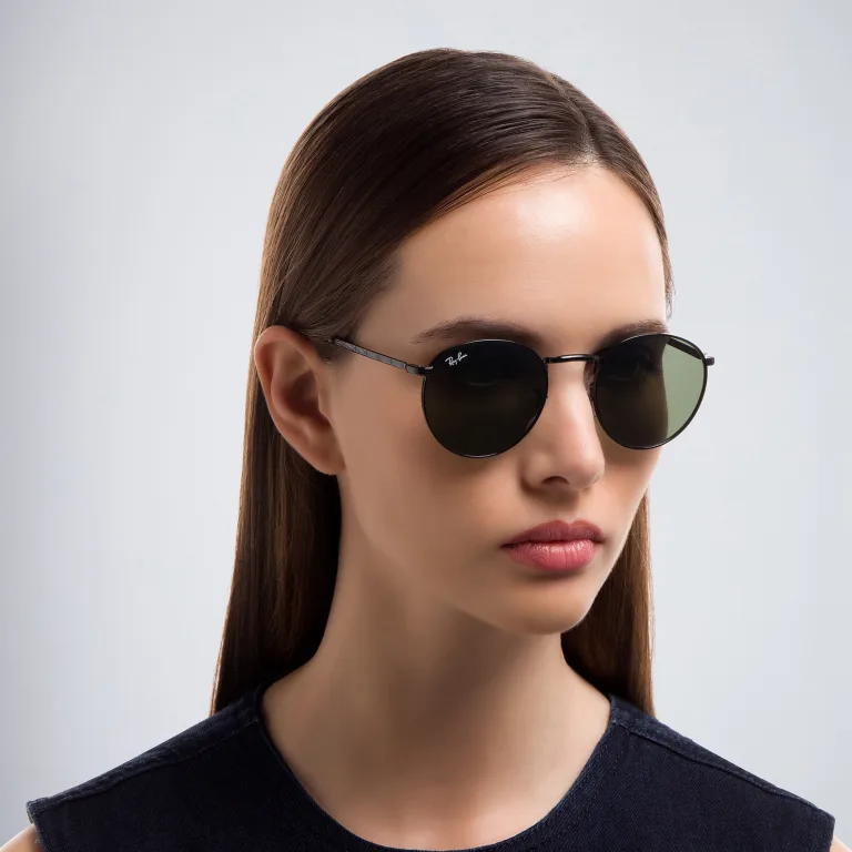 Shop Ray-Ban New Round Unisex Panthos Sunglasses in Black online.